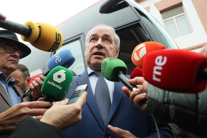 O presidente do Conselho Provincial de Lugo, José Tomé, durante o lançamento do novo serviço de ônibus rural, em 10 de dezembro de 2025, no Campo de San Antón, Monforte de Lemos, Lugo, Galícia (Espanha). O evento foi realizado após a cerimônia de ontem.