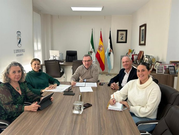 Visita institucional de la delegada territorial de Sanidad a El Cuervo de Sevilla, donde se ha reunido con el alcalde y concejales del Gobierno local.