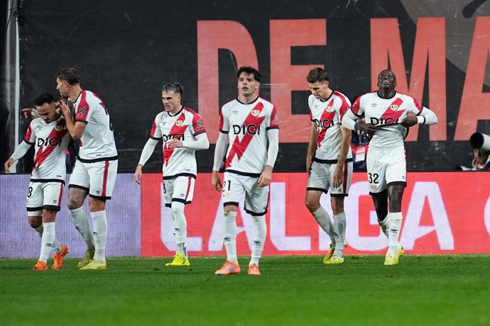 Jugadores del Rayo Vallecano celebran un gol de Nobel Mendy al Valencia CF en el partido de LaLiga EA Sports 2025-26 disputado en el Estadio de Vallecas.