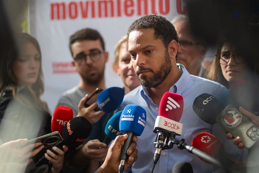 Archivo - El secretario general de VOX, Ignacio Garriga, hablando a los medios.