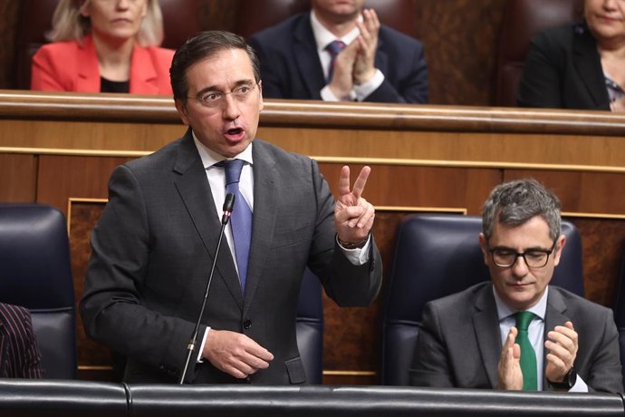 El ministro de Asuntos Exteriores, Cooperación y Unión Europea, José Manuel Albares, interviene durante una sesión de control al Gobierno, en el Congreso de los Diputados, a 10 de diciembre de 2025, en Madrid (España). El Gobierno se enfrenta una semana m
