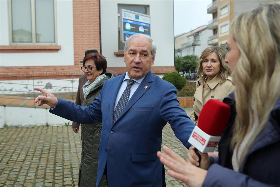 El presidente de la Diputación de Lugo, José Tomé, durante la puesta en marcha del nuevo servicio de autobuses rurales, a 10 de diciembre de 2025, en Campo de San Antón, Monforte de Lemos, Lugo, Galicia (España). El acto tiene lugar después de que ayer 