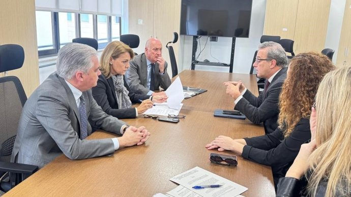 Imagen de la reunión entre la vicepresidenta primera y consellera de Vivienda, Empleo, Juventud e Igualdad, Susana Camarero, y el fiscal superior de la Comunitat Valenciana, Francisco Ortiz Navarro.
