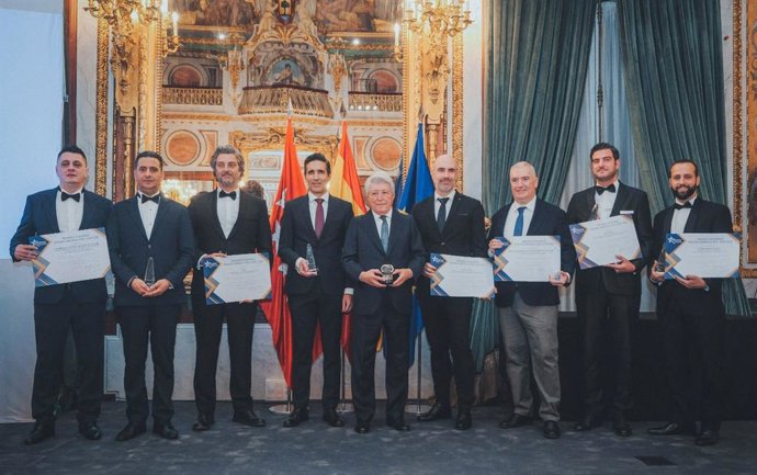 Enrique Cerezo y los premiados a Mejor Empresa del Año 2025