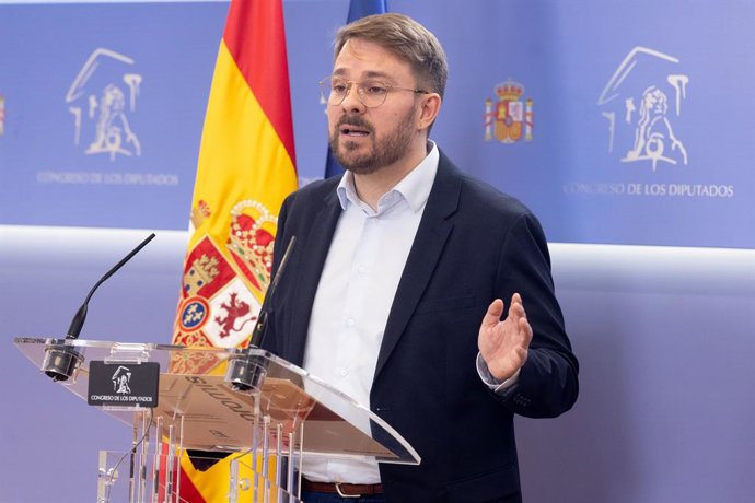 El diputat de Sumar Alberto Ibáñez durant una roda de premsa, en el Congrés dels Diputats, a 9 de desembre del 2025, a Madrid (Espanya).