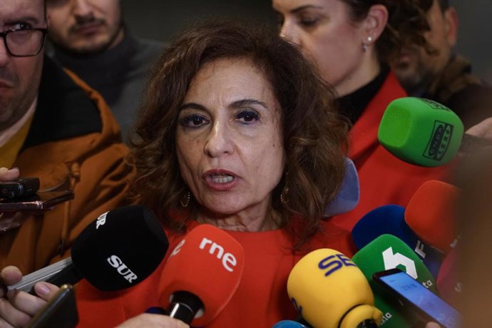 La secretaria general del PSOE-A, María Jesús Montero atiende a los medios de comunicación. 