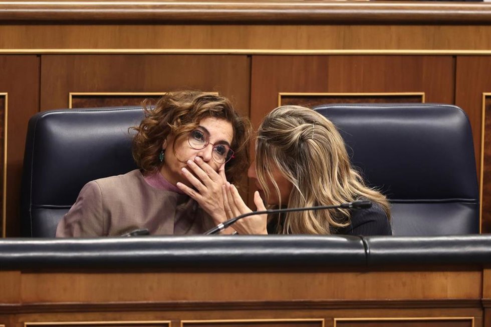 La vicepresidenta primera y ministra de Hacienda, María Jesús Montero, y la vicepresidenta segunda y ministra de Trabajo y Economía Social, Yolanda Díaz, durante una sesión de control al Gobierno, en el Congreso de los Diputados, a 26 de noviembre de 20