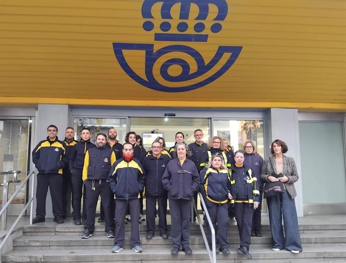 Concentración de CCOO a las puertas de la oficina ubicada en la avenida de Las Razas