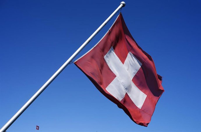 Archivo - 22 July 2025, Switzerland, Lancy: A Swiss flag is seen ahead of the UEFA Women's Euro 2025 semi-final soccer match between England and Italy at the Stade de Geneve. Photo: Nick Potts/PA Wire/dpa