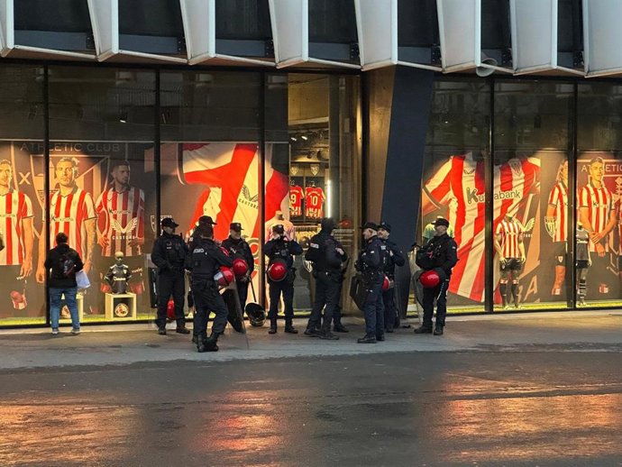 Ertzainas desplegados por el partido Athletic-PSG junto al estadio de San Mamés, en Bilbao