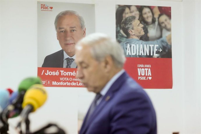 El hasta ahora presidente de la Diputación de Lugo, José Tomé, durante su comparecencia, en la sede del PSdeG-PSOE en Monforte, a 10 de diciembre de 2025, en Monforte de Lemos, Lugo, Galicia (España). El acto tiene lugar después de que ayer saliesen a la 