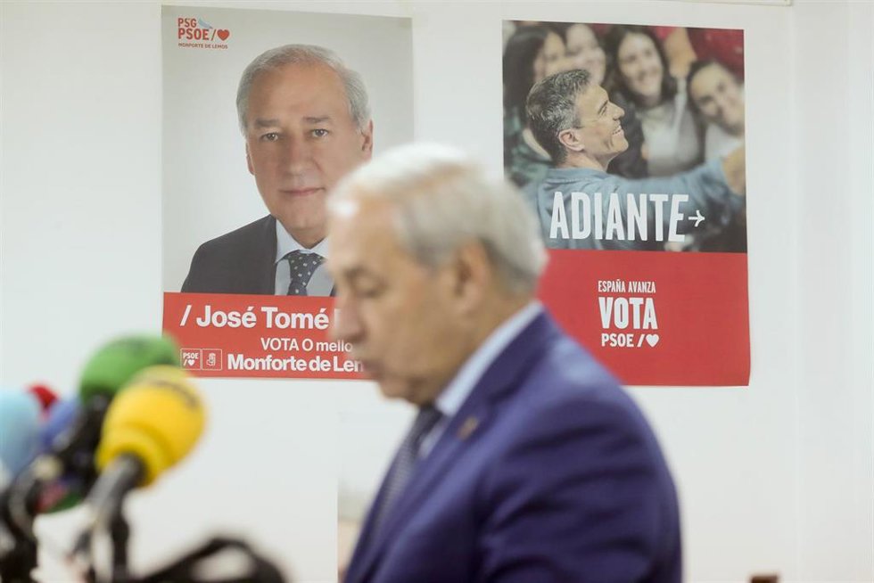 El hasta ahora presidente de la Diputación de Lugo, José Tomé, durante su comparecencia, en la sede del PSdeG-PSOE en Monforte, a 10 de diciembre de 2025, en Monforte de Lemos, Lugo, Galicia (España). El acto tiene lugar después de que ayer saliesen a l