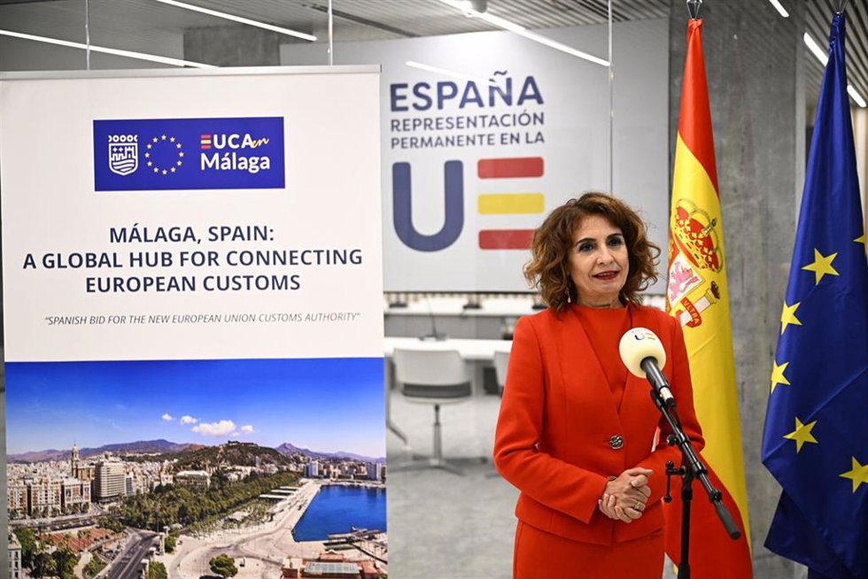 La vicepresidenta primera del Gobierno y ministra de Hacienda, María Jesús Montero, atiende a los medios en Bruselas, en el marco de la presentación de la candidatura de la ciudad de Málaga como sede de la Autoridad Aduanera Europea (EU Customs Authorit