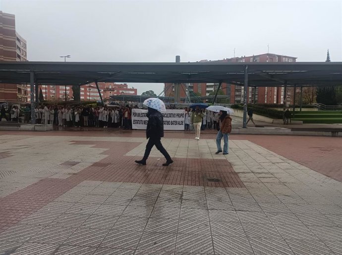 Concentración de protesta de los médicos ante el Hospital de Cruces, en Barakaldo.