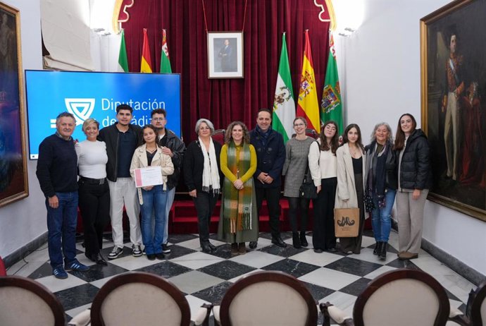 La responsable de Igualdad de la Diputación, Susana Sánchez Toro, y la presidenta de AMEP, Gemma García Bermúdez, con el alumnado premiado en el concurso de la AMEP