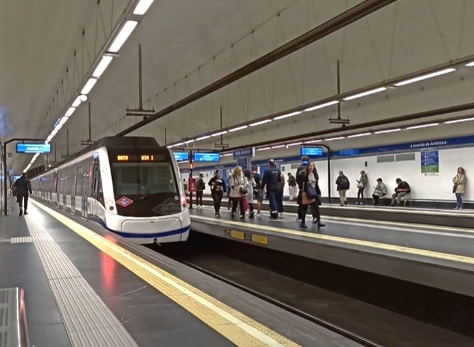 Una estación de la red de Metro de Madrid con un andén central.