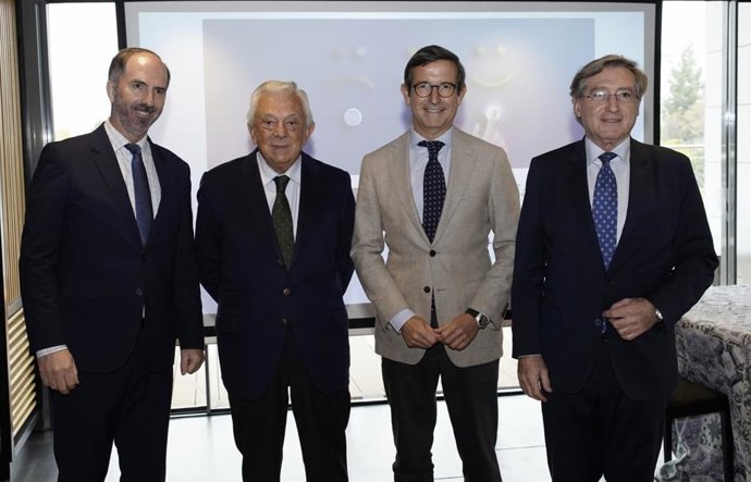 De izquierda a derecha, Alfredo Chávarri, director de Andalucía Económica; Francisco Herrero, presidente de la Cámara de Comercio; el consejero de Industria, Jorge Paradela, y el presidente del Puerto de Sevilla, Rafael Carmona.