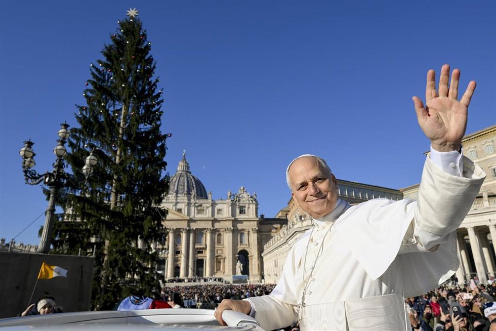 EL Papa saluda a los fieles que han acudido a la Audiencia General.