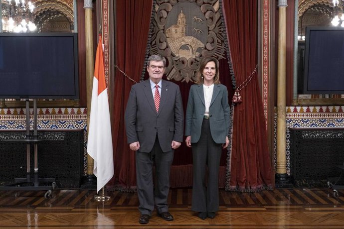 El alcalde de Bilbao, Juan Mari Aburto, y la embajadora de Francia, Kareen Rispa.L