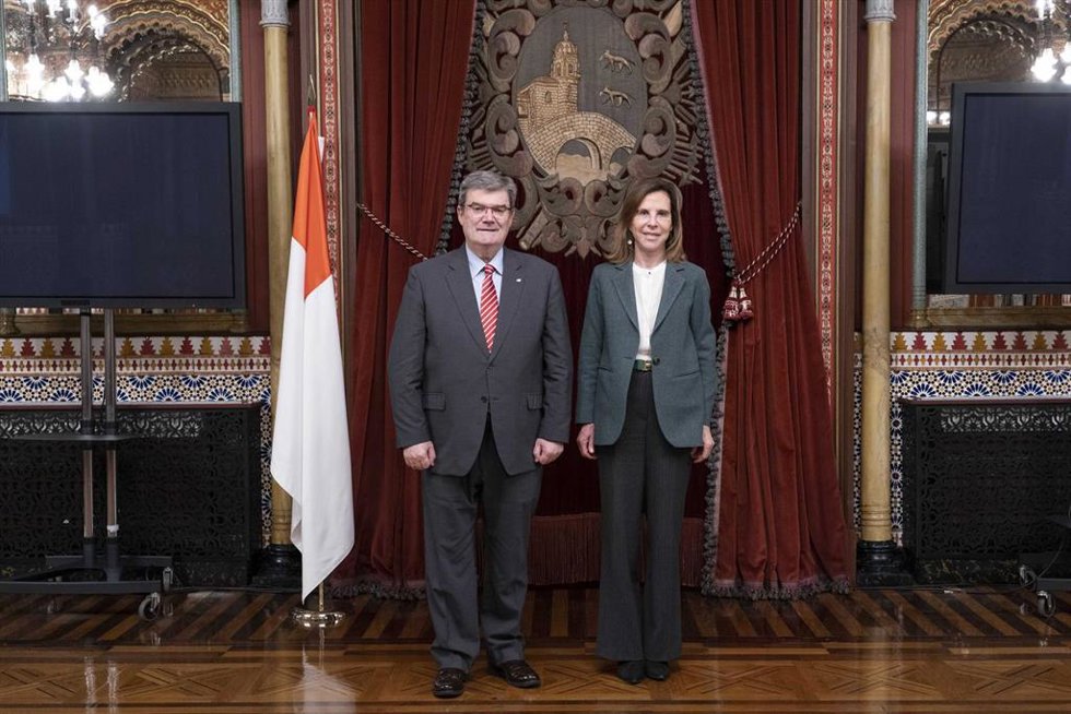 El alcalde de Bilbao, Juan Mari Aburto, y la embajadora de Francia, Kareen Rispa.L