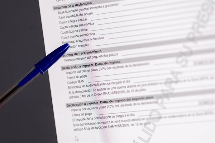 Archivo - Una persona cumplimenta la declaración de la Renta, en una imagen de recurso.