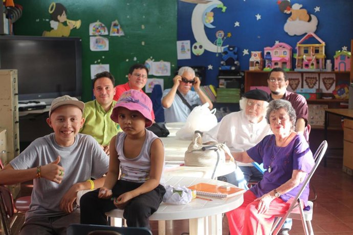 Daniel Rodríguez Moya, a la izquierda en la imagen, con Ernesto Cardenal y Claribel Alegría, en primer término a la derecha durante el rodaje de 'Me gustan los poemas y me gusta la vida' en Nicaragua