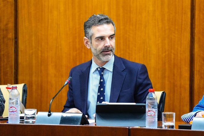 El consejero de Agricultura, Pesca, Agua y Desarrollo Rural de la Junta de Andalucía, Ramón Fernández-Pacheco, en comisión parlamentaria.