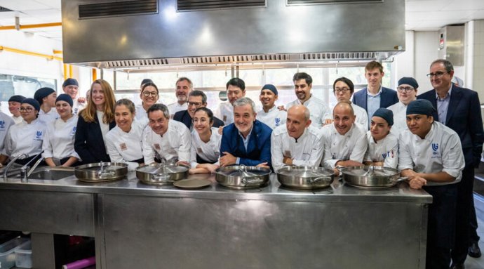 Collboni junto a los 11 chefs con Estrella Michelin en la iniciativa navideña solidaria del consistorio y Provacuno