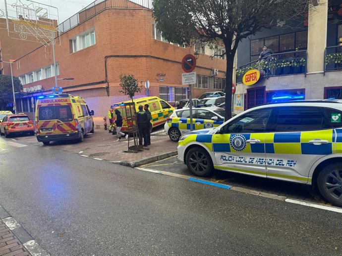 Ambulancias del SUMMA 112 y Policía Local de Arganda del Rey tras un accidente laboral
