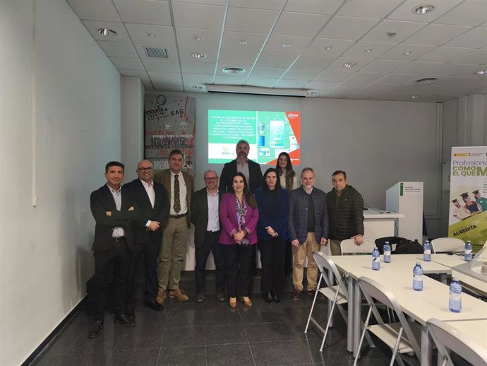 La delegada territorial de Empleo, Empresa y Trabajo Autónomo de la Junta de Andalucía en Córdoba, María Dolores Gálvez, en la reunión del grupo de expertos.