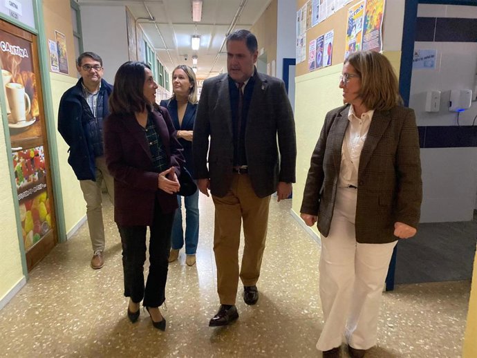 El delegado territorial de Desarrollo Educativo y FP en Almería, Francisco Alonso Martínez, durante su visita al IES Algazul de Roquetas de Mar.