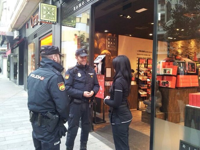 Archivo - Los agentes de Policía Nacional en la campaña de 'Comercio Seguro', en una imagen de archivo.
