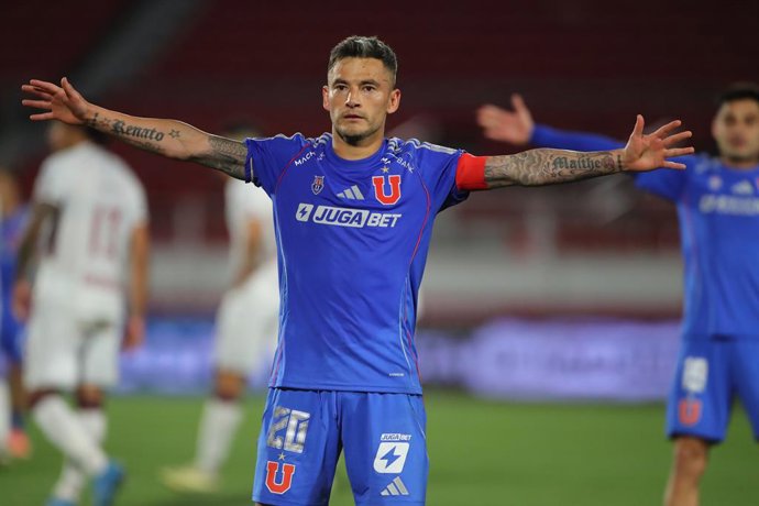 Futbol, Universidad de Chile vs Lanus. Copa Sudamericana 2025. El jugador de Universidad de Chile Charles Aranguiz, centro, celebra su gol durante el partido de ida de la semifinal de Copa Sudamericana contra Lanus disputado en el estadio Nacional de