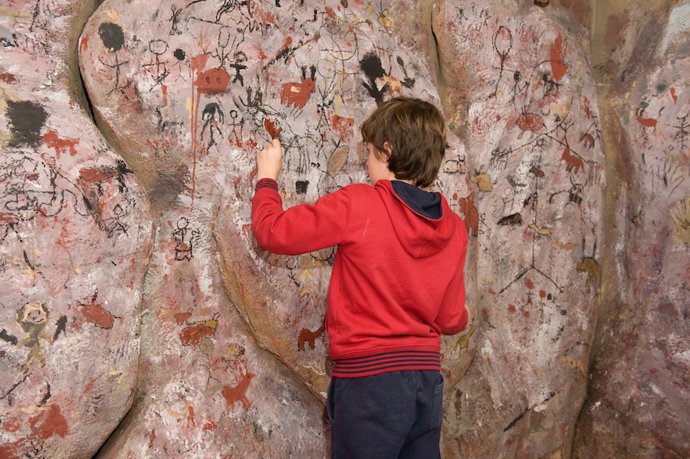 Archivo - Un menor participa en los talleres de prehistoria del Museo de Las Encartaciones.