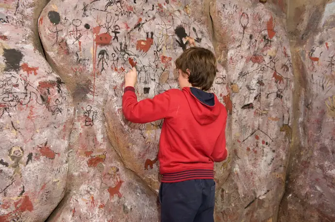 Un menor participa en los talleres de prehistoria del Museo de Las Encartaciones.