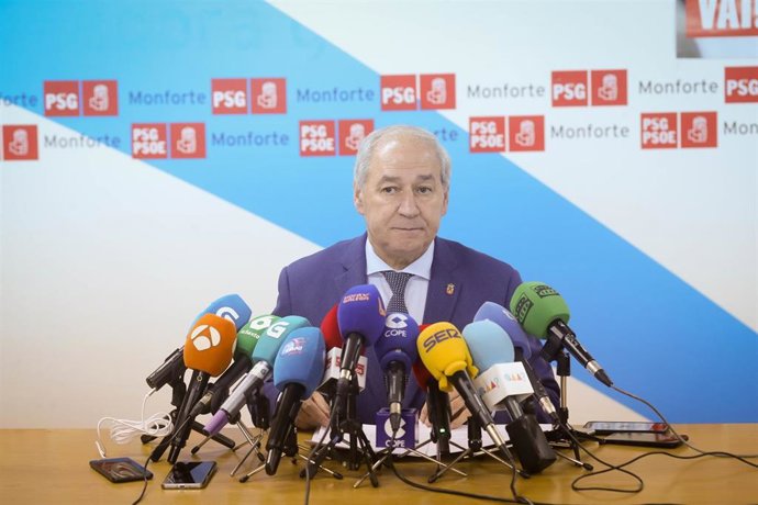 El hasta ahora presidente de la Diputación de Lugo, José Tomé, durante su comparecencia, en la sede del PSdeG-PSOE en Monforte, a 10 de diciembre de 2025, en Monforte de Lemos, Lugo, Galicia (España). El acto tiene lugar después de que ayer saliesen a la 