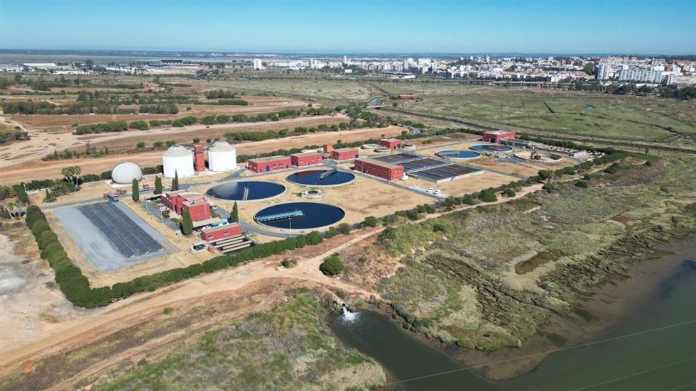 Archivo - Vista áerea de la EDAR de Huelva.