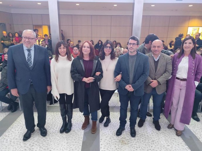 Autoridades y cineastas al inicio del encuentro 'Cine en primera persona: de la teoría a la práctica, un compromiso con el arte'.