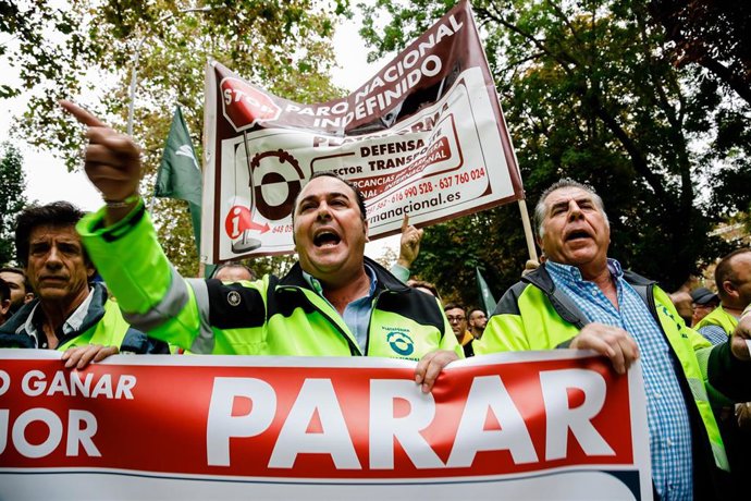 Archivo - El presidente de la Plataforma para la Defensa del Sector del Transporte de mercancías por Carretera, Manuel Hernández, participa en la manifestación de transportistas, a 14 de noviembre de 2022
