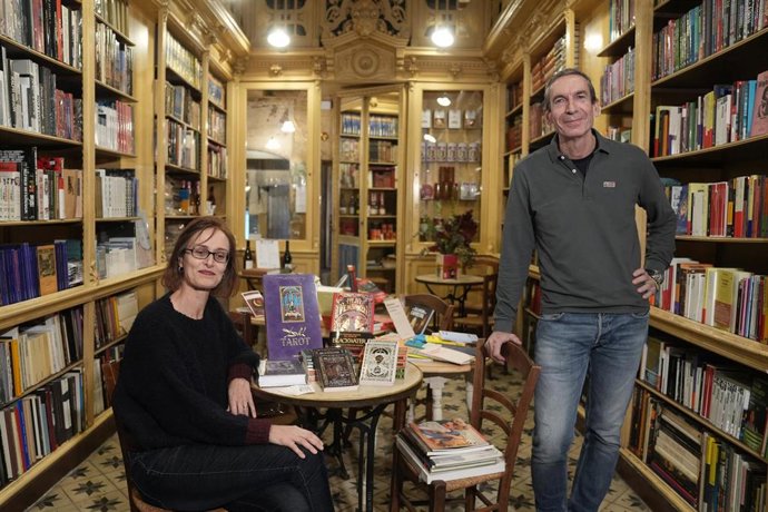 Riera y Serra en el interior de la librería.