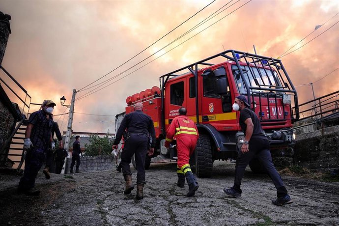 Archivo - Efectivos de la UME en el fuego de Anllarinos del Sil (León), el pasado mes de agosto.