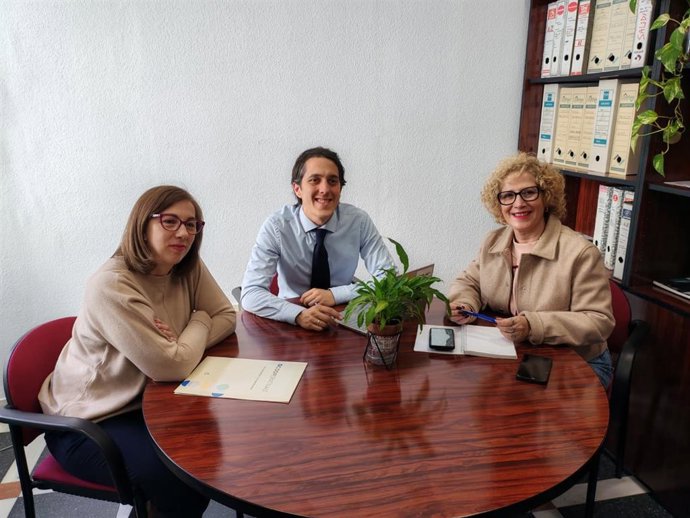 El concejal Luis García Millán junto a las responsables de Faecta Olga María Calderón y María Trinidad López.
