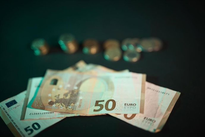 Archivo - Billetes y monedas, a 3 de septiembre de 2025, en Madrid (España).