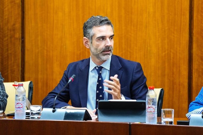 El consejero de Agricultura, Pesca, Agua y Desarrollo Rural de la Junta de Andalucía, Ramón Fernández-Pacheco, en comisión parlamentaria.