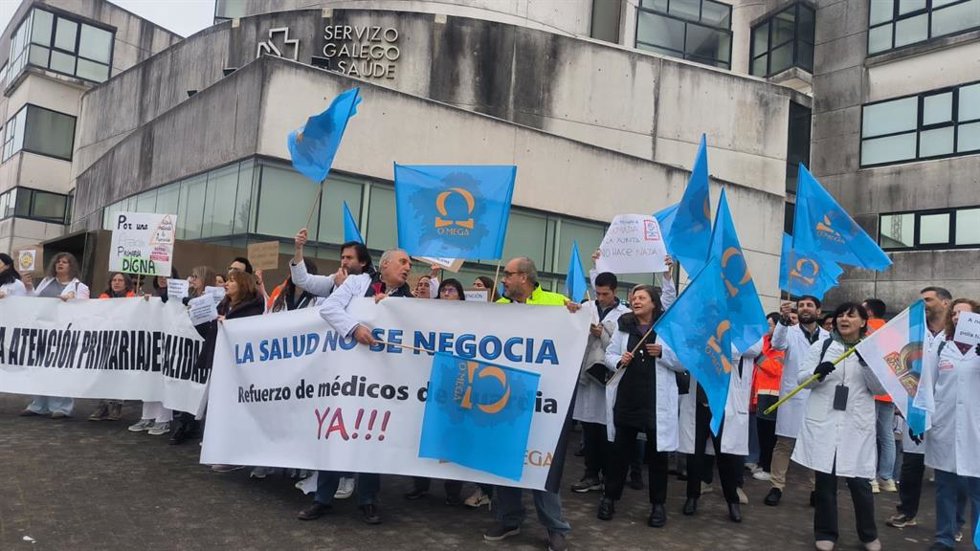 Concentración del sindicato médico O'Mega frente a la Consellería de Sanidade. En Santiago de Compostela