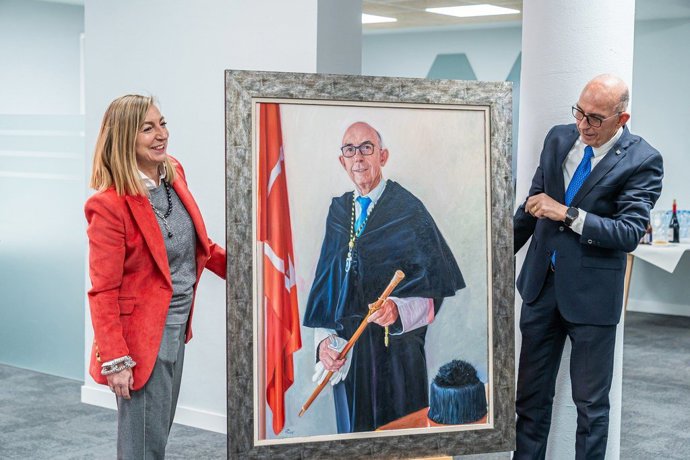 La Universidad de La Rioja incorpora el retrato de Juan Carlos Ayala Calvo, rector entre 2020 y 2024, a la Galería de Rectores