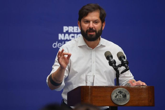 Santiago, 5 de diciembre 2025. El Presidente Gabriel Boric, junto al ministro del Deporte, al ministro de Educacion, y la ministra de Salud, hace entrega del Premio Nacional del Deporte a Yasmani Acosta. Jonnathan Oyarzun/Aton Chile
