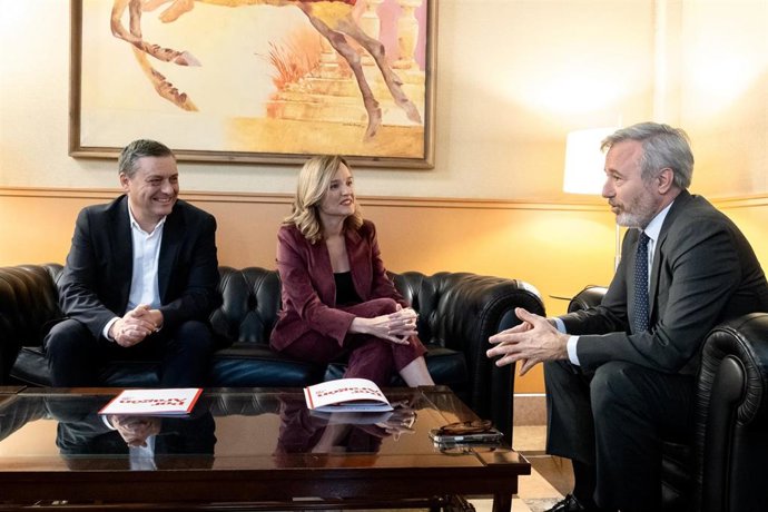 La secretaria general del PSOE Aragón, Pilar Alegría, acompañada por el diputado Fernando Sabés, se ha reunido con el presidente del Gobierno de Aragón, Jorge Azcón.