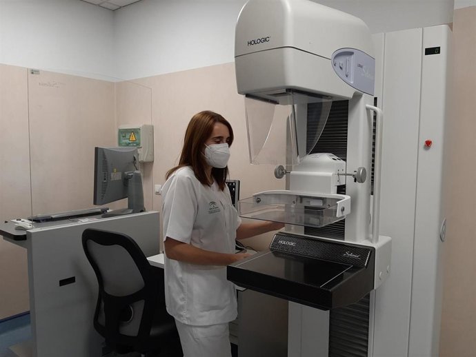 Archivo - Profesionales sanitarios participan en un Programa de sensibilización del cáncer de mama. Imagen de archivo. 