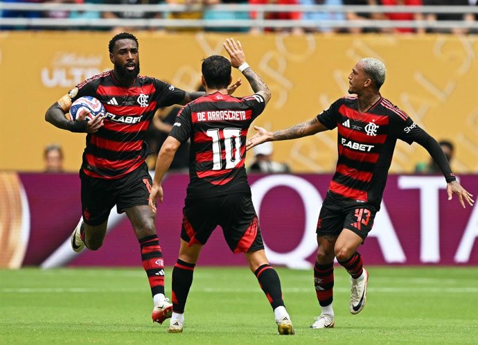 Archivo - 29 June 2025, US, Miami Gardens: Flamengo's Gerson (L) celebrates scoring his side's first goal with team-mates Giorgian de Arrascaeta and Wesley Franca during the FIFA Club World Cup round of 16 soccer match between CR Flamengo and Bayern Munic